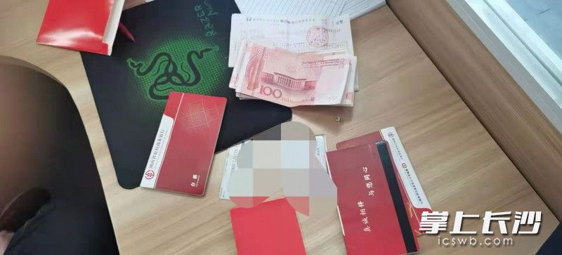 乘客遺落在公交車上的錢物,。受訪者供圖