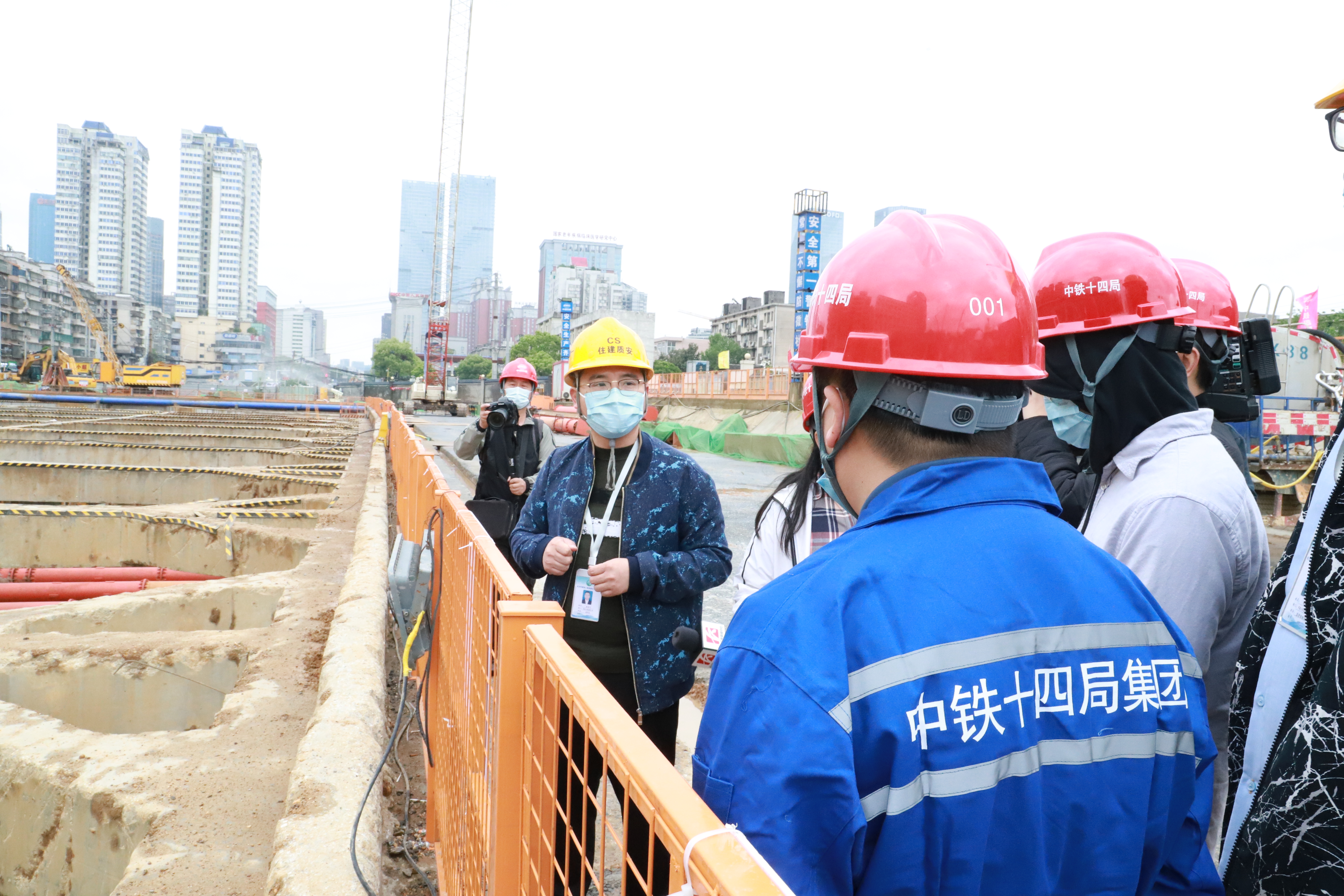 督查人員正在湘雅路過(guò)江通道項(xiàng)目河?xùn)|段檢查項(xiàng)目安全生產(chǎn)情況