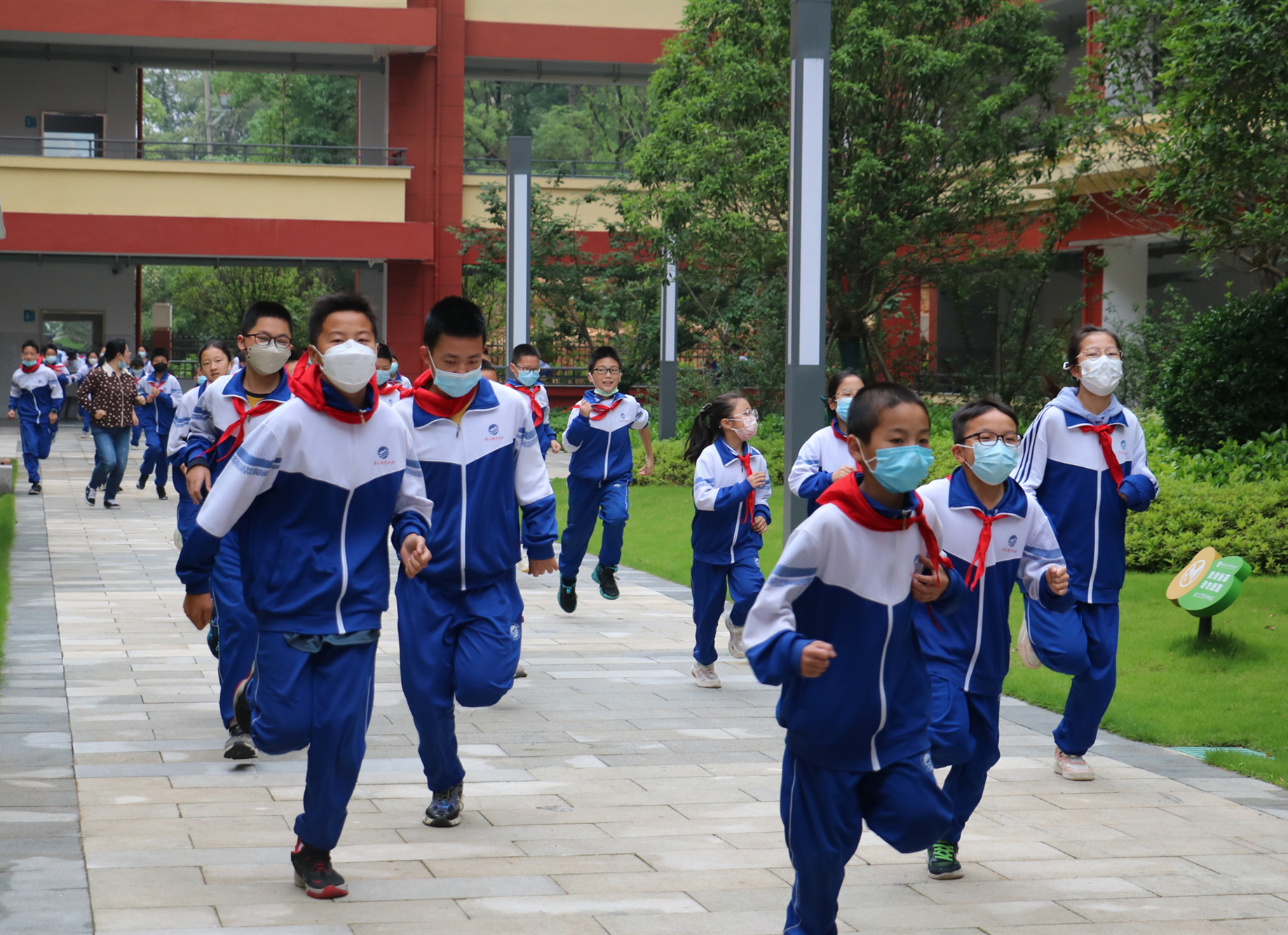 同學(xué)們迅速離開教室,，沿安全通道撤離至空曠的足球場(chǎng),。均為長(zhǎng)沙晚報(bào)通訊員 周婕晏 供圖