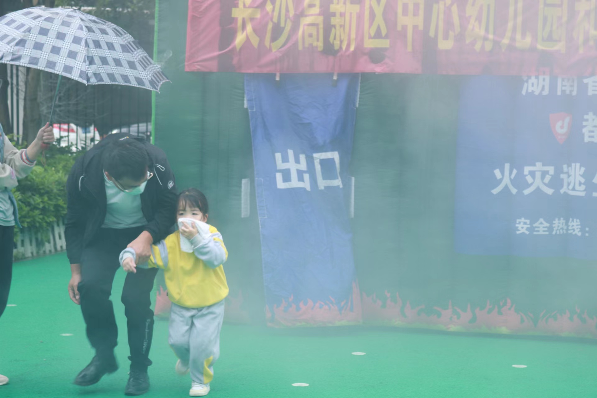 孩子和家長(zhǎng)一起從“火災(zāi)現(xiàn)場(chǎng)”快速“逃生”,。均為長(zhǎng)沙晚報(bào)通訊員 賀湘君 供圖