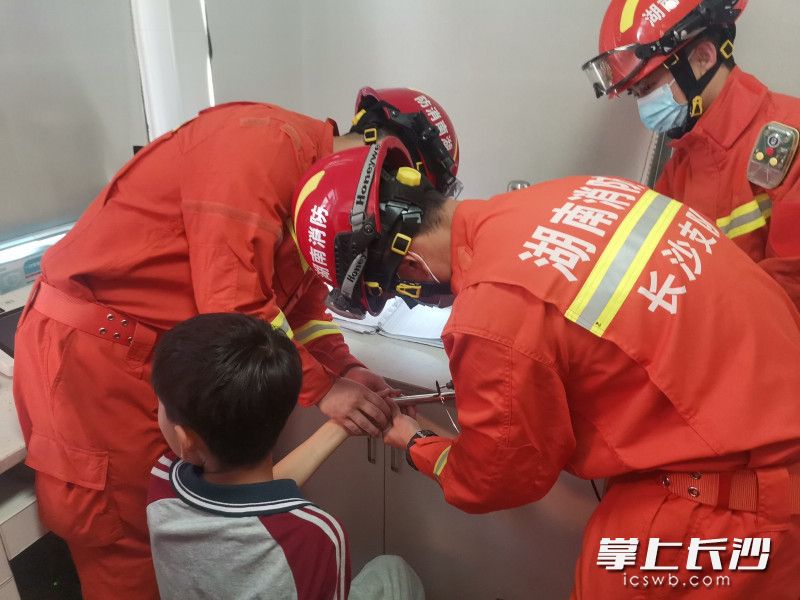 現(xiàn)場(chǎng)，消防救援人員對(duì)鋼管進(jìn)行剪切,。長(zhǎng)沙晚報(bào)通訊員 孫吉松 供圖