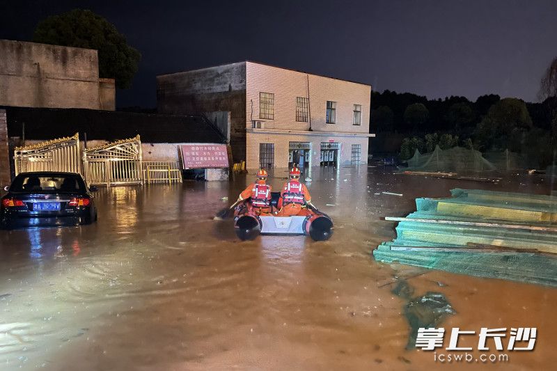 長沙消防重型機(jī)械工程救援大隊消防救援人員利用橡皮艇轉(zhuǎn)移被困群眾,。長沙消防 供圖