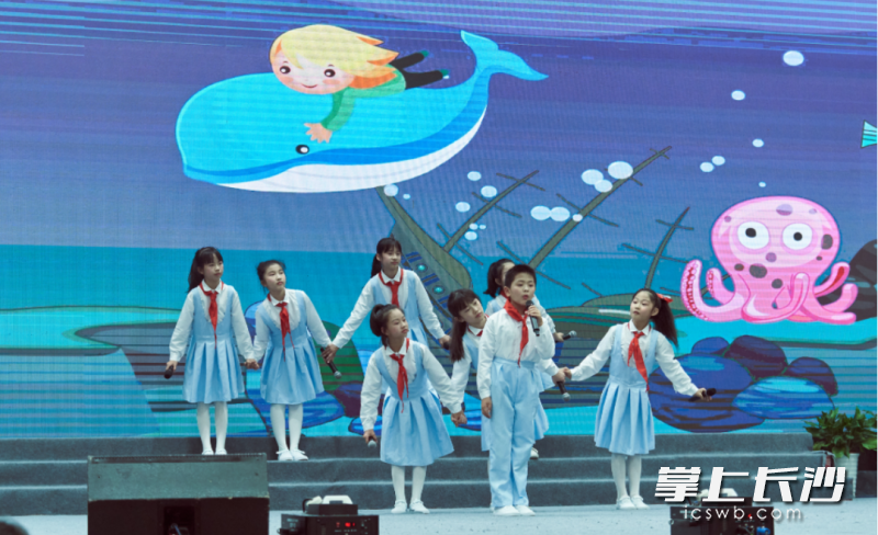 合唱團表演的童聲合唱《快樂地回家去》唱出了孩子們心中的喜悅。 均為學校供圖