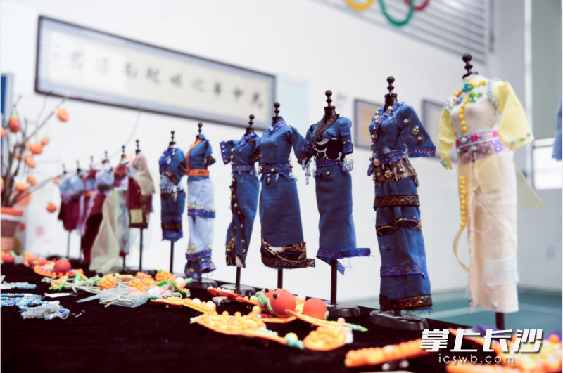 活動現(xiàn)場，隨處可見濱江小學成果推廣示范班的優(yōu)秀作品,。