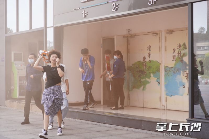 演練現(xiàn)場，商場員工和顧客有序疏散逃生,。均為長沙晚報(bào)通訊員 張佳欣 供圖