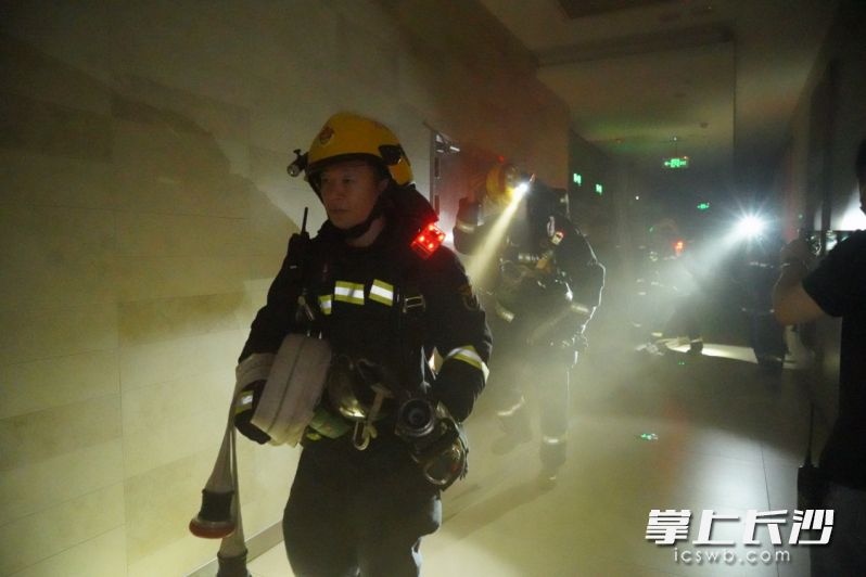 消防救援人員深入“火場”，開展“滅火救援”,。