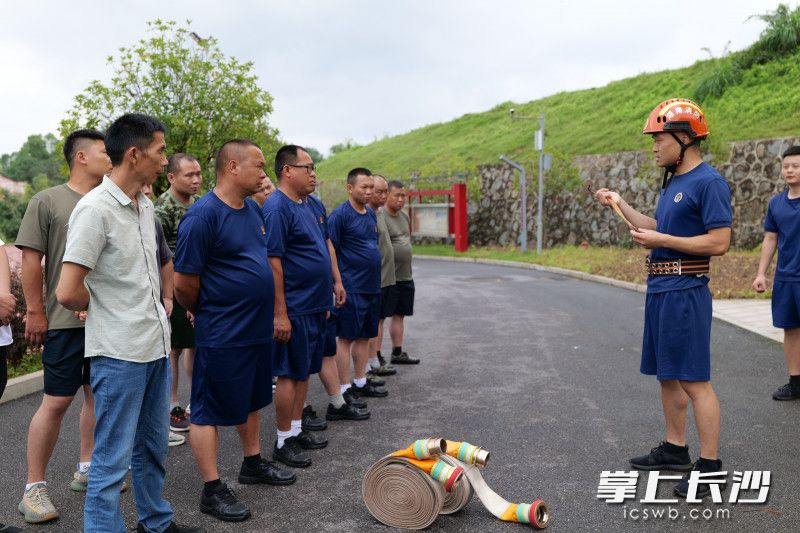消防救援人員現(xiàn)場授課,。