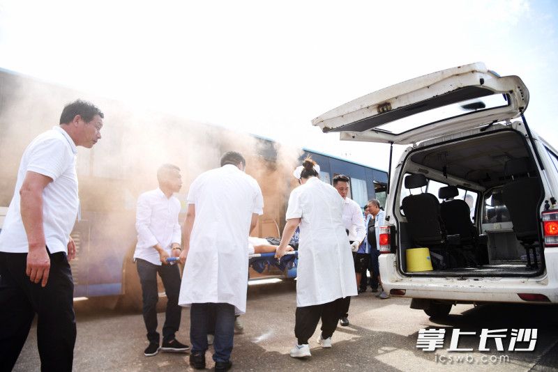 演練中，“事故傷者”被迅速抬上救護(hù)車,。