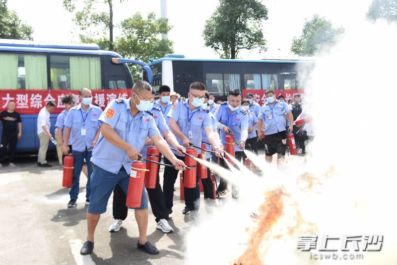 6月15日下午,，湖南眾旺集團(tuán)運(yùn)輸有限公司、長沙市望城區(qū)眾旺公交有限公司聯(lián)合開展交通事故、消防,、防恐及突發(fā)事件綜合應(yīng)急演練,。圖為公交司機(jī)學(xué)習(xí)使用滅火器。均為長沙晚報全媒體記者 劉琦 攝