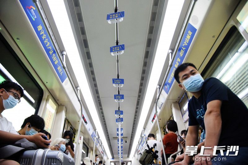 安全文化宣傳地鐵專列上的安全宣傳內(nèi)容凸顯“安全生產(chǎn)月”主題。