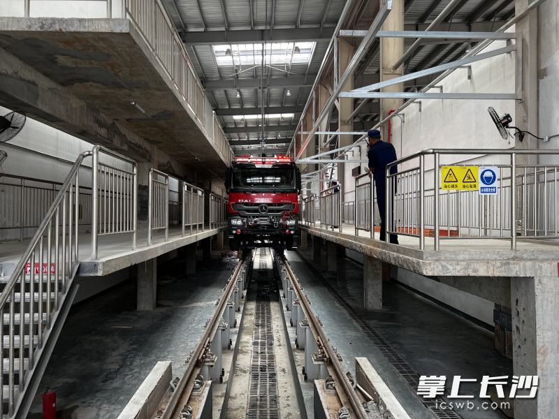 此次測(cè)試旨在鞏固上階段路軌兩用消防車(chē)下軌經(jīng)驗(yàn),。
