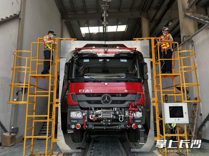 路軌兩用消防車(chē)通過(guò)限界門(mén),。