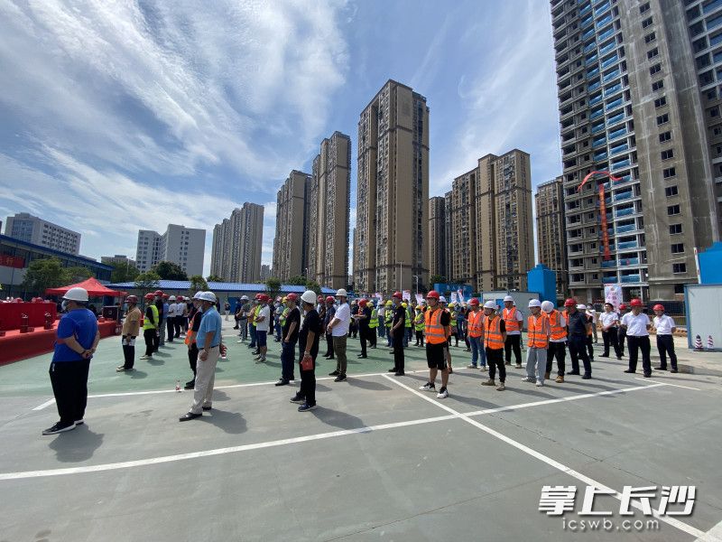 高新區(qū)在建工地項目經理及部分工人共同參與，現場觀摩,。