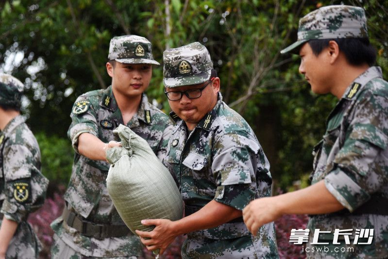 6月29日,，2022年長沙高新區(qū)應(yīng)對強(qiáng)降雨極端天氣應(yīng)急演練活動在雷鋒文化主題公園舉行。長沙晚報全媒體記者 劉琦 攝