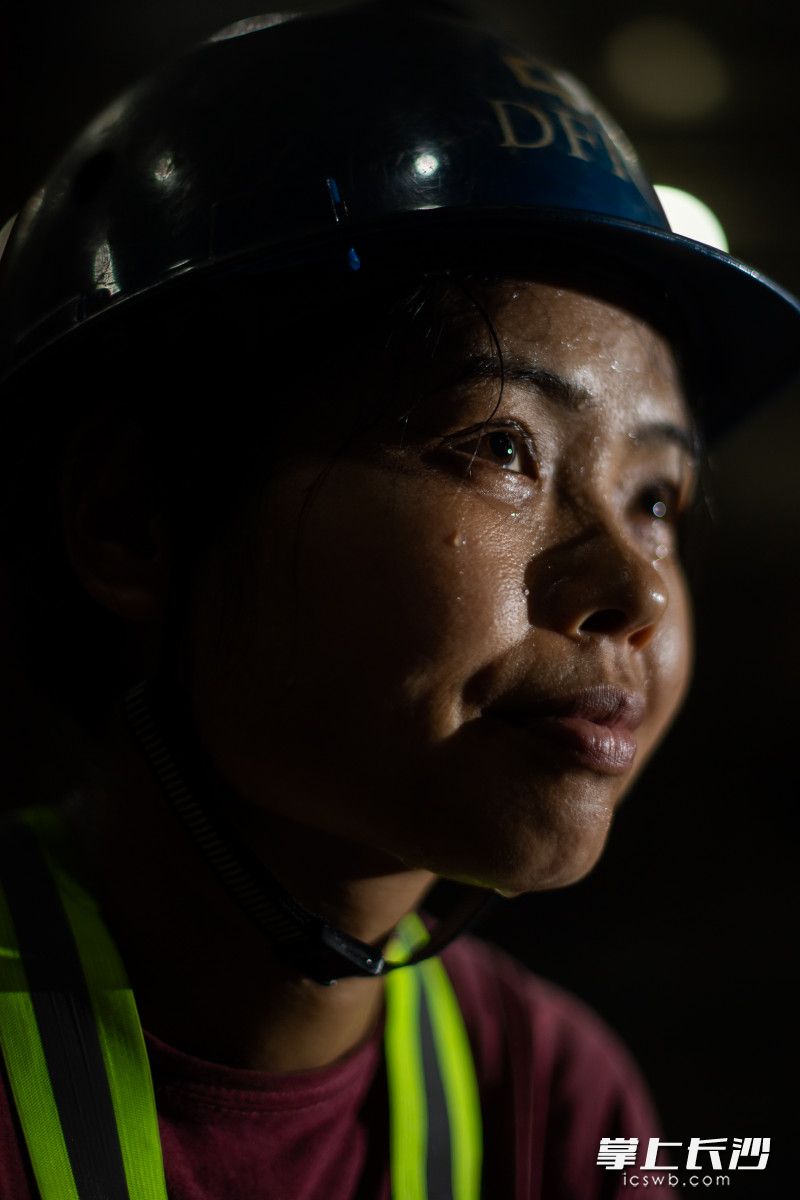 今年41歲的陳日暖是工地上的女工人,，做這份工作不過4年,。她的丈夫也是工地上的一份子，女兒初中畢業(yè)后,，她便跟著丈夫一起來到了工地上班,。在工地上上班，免不了汗水,。在做這份工作之前,，陳日暖做了十幾年的全職媽媽,。從全職媽媽再跨進(jìn)社會工作，在陳日暖看來,，并不困難,。她坦言：“在家?guī)Ш⒆樱杏X生活一點也不充實,，現(xiàn)在出來工作,，又充實又能補(bǔ)貼家用?！庇谑?，在女兒上高中讀寄宿之后，她就來到了工地,。