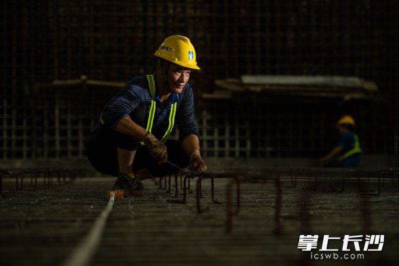 35歲的黃孟國一直以來都有一個“建筑師夢”，他從來沒有停下追夢的腳步,?！拔腋咧挟厴I(yè)就來工地上打工了，那個時候文化成績不好,，但是我對建房子又很感興趣,，所以打算從基層干起?！秉S孟國認(rèn)為,，只要是自己所熱愛的，在哪里都是一樣的,。追夢路上的他,，也被其他事物吸引過,，最后還是堅定了自己的熱愛,?！耙郧耙策M(jìn)過廠、干過保安,，但是兜兜轉(zhuǎn)轉(zhuǎn)還是來到了工地上,，也許這就是熱愛吧?！闭祲涯甑乃?，對于夢想的規(guī)劃，也越來越清晰了,?！艾F(xiàn)在我正打算考建筑師資格證，不想當(dāng)將軍的士兵不是好士兵嘛,！”