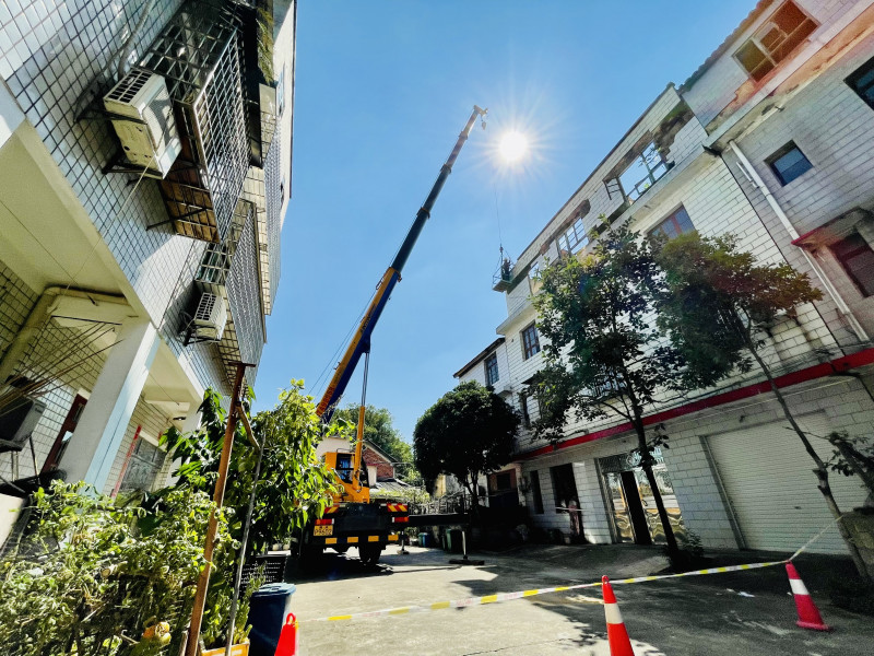 吊車將采取安全措施的專業(yè)人員吊至樓頂，純手工精細(xì)拆違,。 均為長沙晚報全媒體記者 李卓 攝