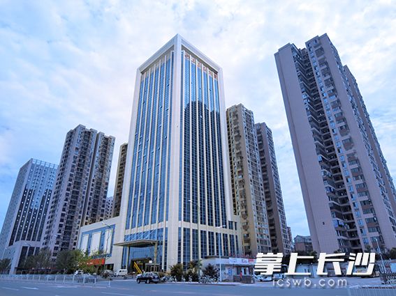 由湖南東方紅建設(shè)集團(tuán)建設(shè)的東方紅大廈榮獲全國建設(shè)工程“魯班獎”,。均為 通訊員 陳偉供圖