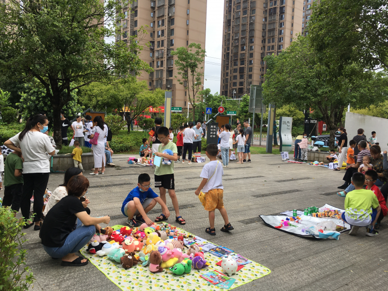 愛心義賣火熱開集,。均為長沙晚報(bào)通訊員 朱端武攝