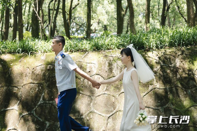 因工作的特殊性，二人見(jiàn)面的機(jī)會(huì)不多,。