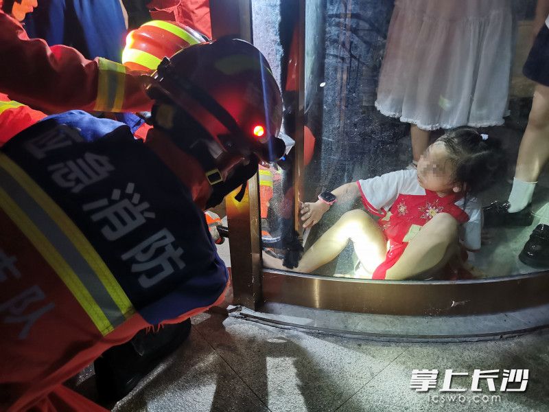 消防救援人員將縫隙擴(kuò)大，最終小女孩被卡的右腳掌被安全取出,。長沙晚報(bào)通訊員 謝海鵬 供圖