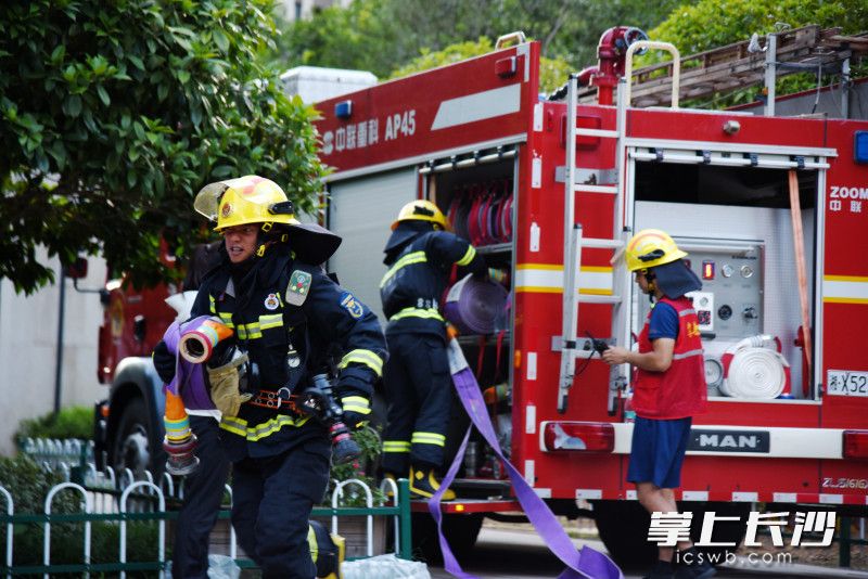 梅溪湖消防救援站消防救援人員接到“報警”后到達現(xiàn)場,。