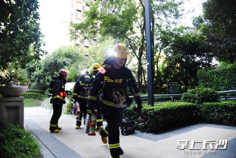 消防救援人員迅速進入火場,。