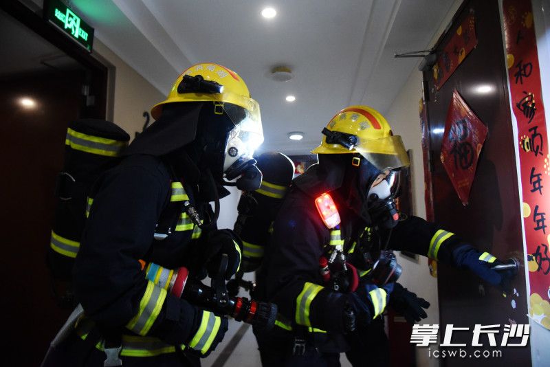 在“火災(zāi)”發(fā)生的住戶門口,，“火焰藍”準(zhǔn)備“出水滅火”,。