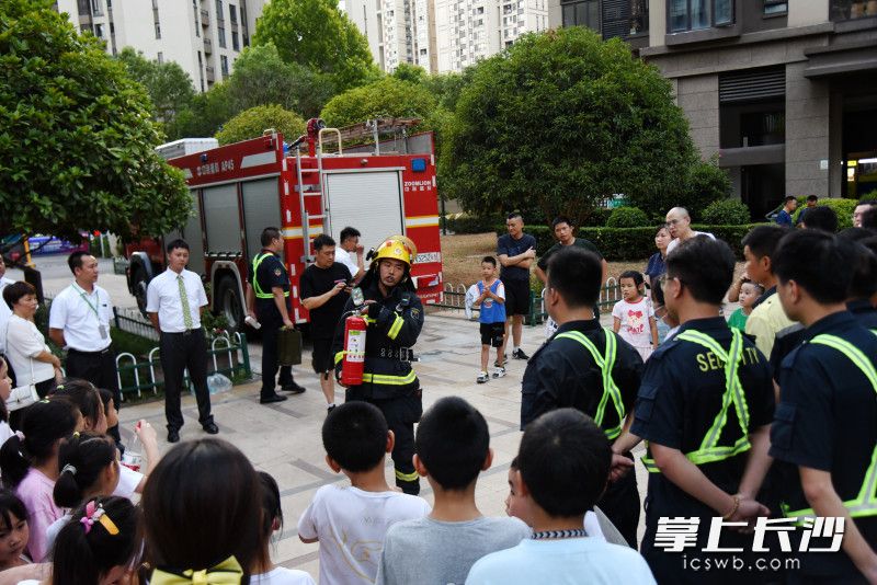 活動現(xiàn)場，消防員現(xiàn)場為大家講解消防安全知識,。