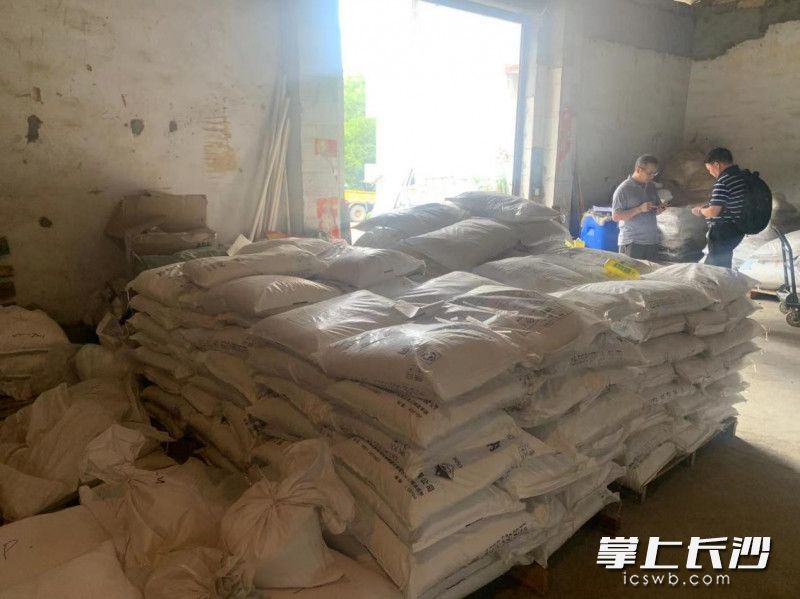 民房內(nèi)儲存了大量危險化學(xué)品,。