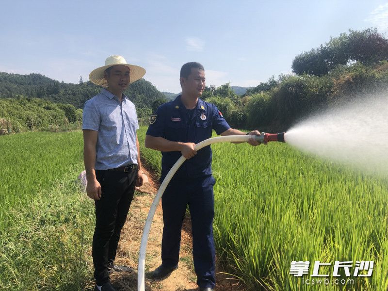 消防救援人員協(xié)助農(nóng)戶灌溉農(nóng)田，緩解旱情,。
