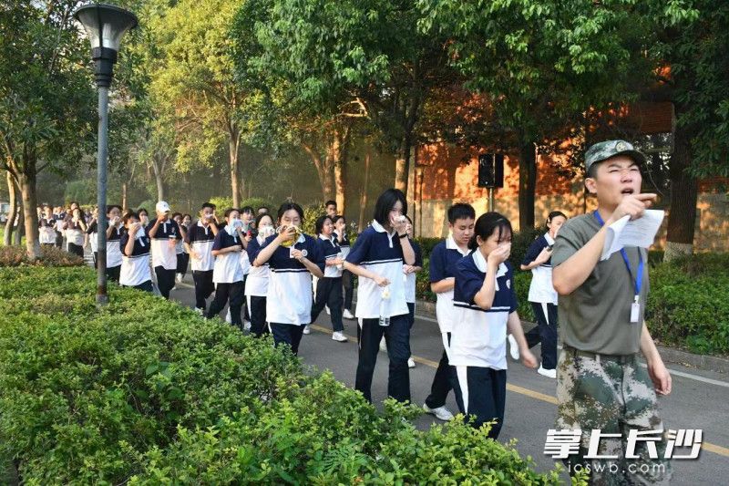 演練中,，學(xué)生們用濕毛巾捂住口鼻,，向安全地帶撤離,。