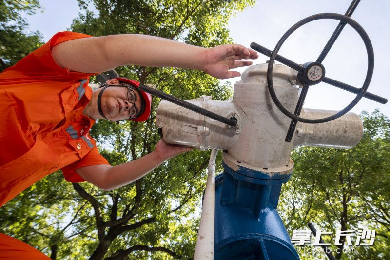 工作人員不僅要做好排水管網(wǎng)日常巡查,，還要對(duì)全市45個(gè)泵站的通江排口設(shè)備進(jìn)行檢查,，保養(yǎng)維護(hù)和應(yīng)急搶險(xiǎn)。