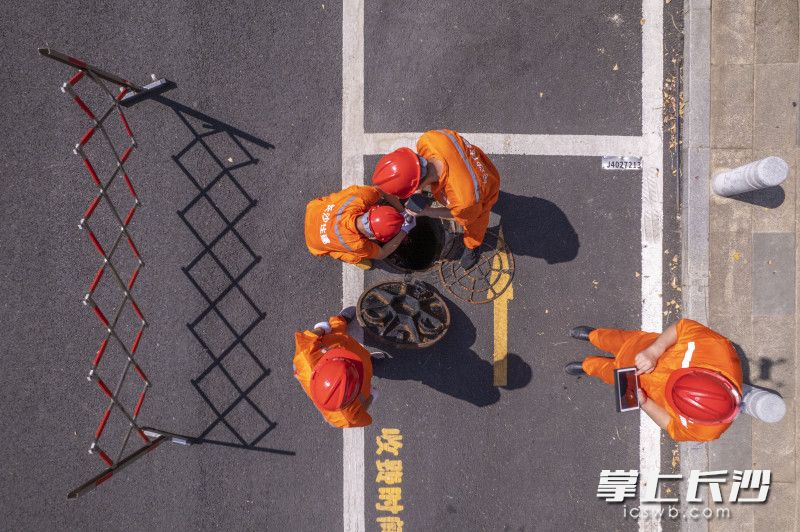 排水管網(wǎng)人員對(duì)窨井進(jìn)行開(kāi)蓋檢查,，查看井蓋是否破損、沉降,、異響,，是否有污水外溢、防墜網(wǎng)缺失等問(wèn)題,。