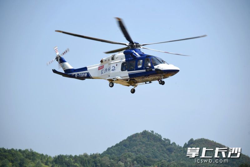 8月24日，長(zhǎng)沙應(yīng)急直升機(jī)從寧鄉(xiāng)巷子口通用機(jī)場(chǎng)起飛,，開(kāi)展森林防火巡查,。長(zhǎng)沙晚報(bào)全媒體記者 劉琦 攝