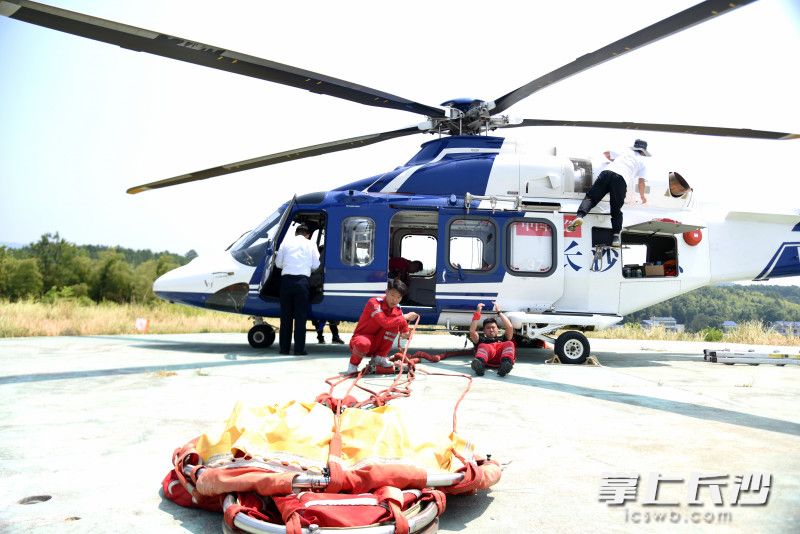 8月24日中午,，長(zhǎng)沙應(yīng)急直升機(jī)開(kāi)展高空巡查前，機(jī)組人員進(jìn)行飛行前的檢查準(zhǔn)備工作,。長(zhǎng)沙晚報(bào)全媒體記者 劉琦 攝