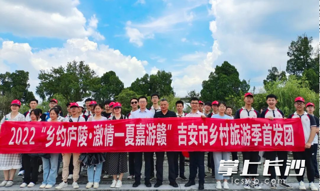 南街村駐村第一書記,、選派自人保壽險的侯鵬給這群小游客當起了向?qū)Вv述了南街村與中國人保的故事,。