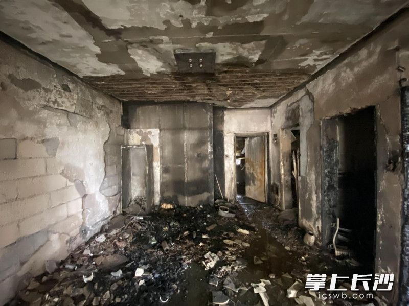 火災(zāi)發(fā)生后,，黃某剛家被燒得一片狼藉。均為開(kāi)福消防供圖