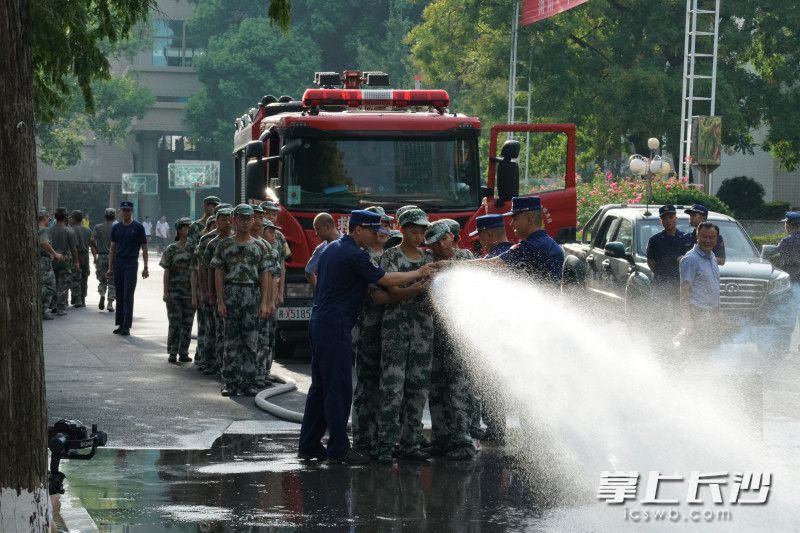 在瀏陽市第一中學(xué)，消防車開進(jìn)校園,，令學(xué)生們感到十分新奇,。長沙晚報通訊員 尋艷 供圖