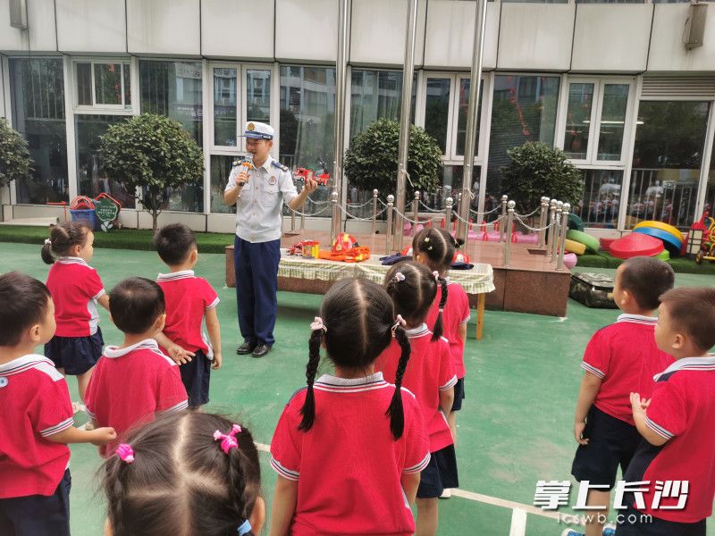 幼兒園內(nèi)，消防員為小朋友們講消防安全知識,。長沙晚報通訊員 湯淑 供圖