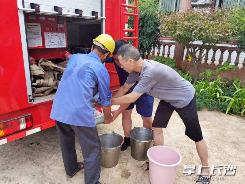 消防員使用消防車,，為村民送水，解決用水燃眉之急,。均為長沙晚報通訊員 胡宇波 供圖