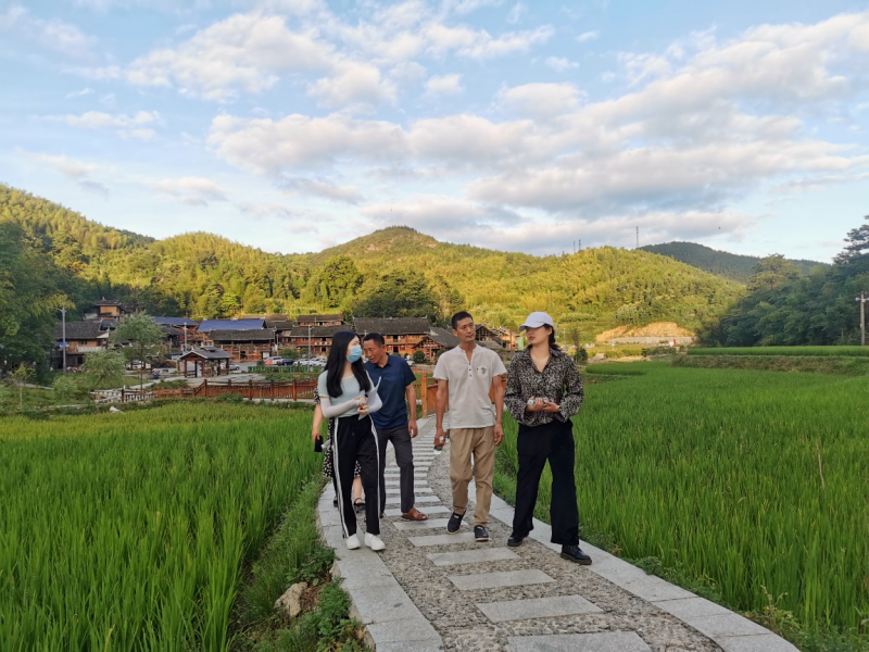 調(diào)研團(tuán)隊(duì)在崇木凼水稻種植基地參觀交流,。均為通訊員 供圖