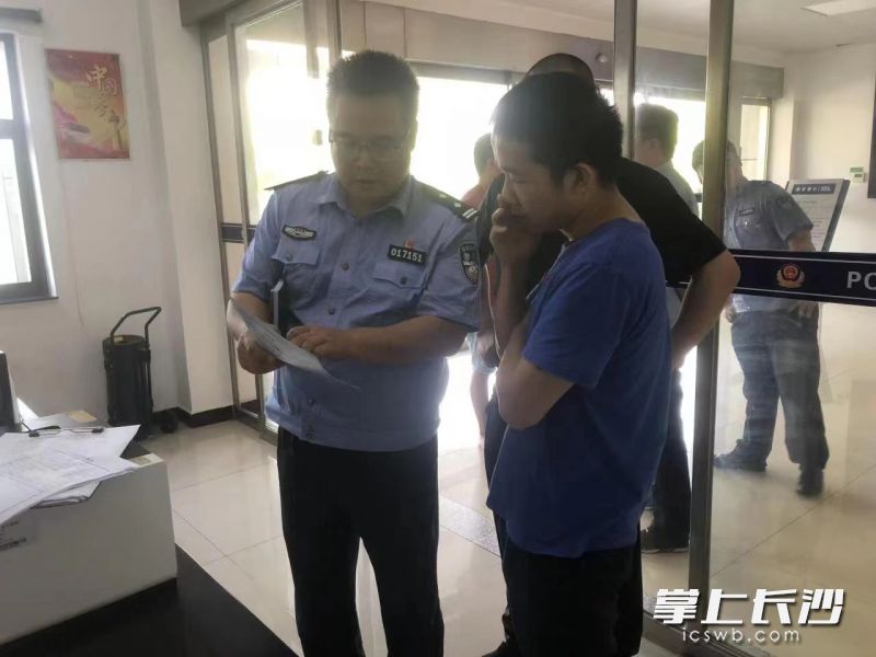 唐強（左一）生前在派出所調(diào)解群眾糾紛。   長沙晚報通訊員 江旭 供圖