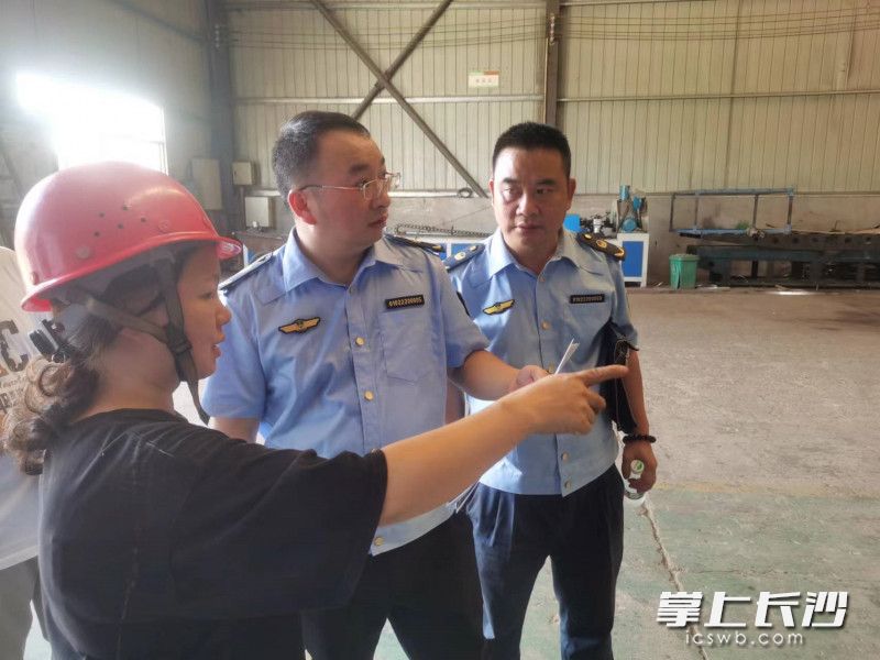 天心區(qū)應(yīng)急管理局執(zhí)法人員快速反映，上門查處安全生產(chǎn)違法行為,。均為長(zhǎng)沙晚報(bào)通訊員 謝賽虎 供圖