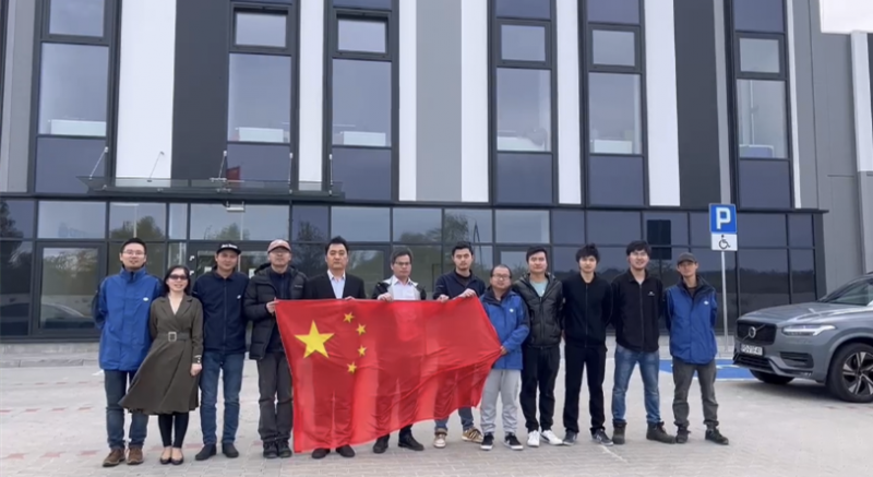 國慶節(jié)這天,，星邦智能波蘭公司的中國員工在公司前坪慶祝國慶,。徐兵 供圖