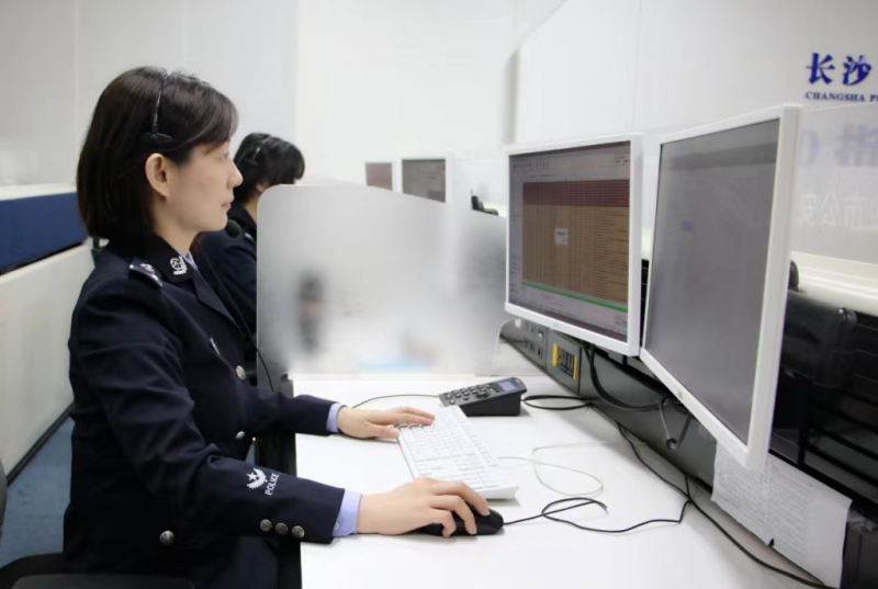 在110指揮中心,，宋珊在接聽報(bào)警電話。 均為長(zhǎng)沙市公安局 供圖