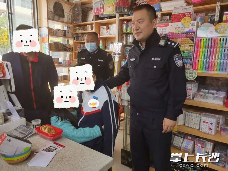 民警在文具店內(nèi)找到男孩,。通訊員 供圖