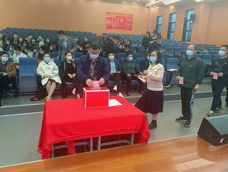 會(huì)上,，恒定中學(xué)全體黨員無(wú)記名投票補(bǔ)選支部委員,。均為長(zhǎng)沙晚報(bào)全媒體記者 陳良 攝