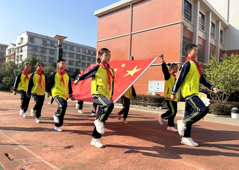 開幕式上，國(guó)旗隊(duì)隊(duì)員邁著整齊的步伐入場(chǎng),。均為學(xué)校供圖