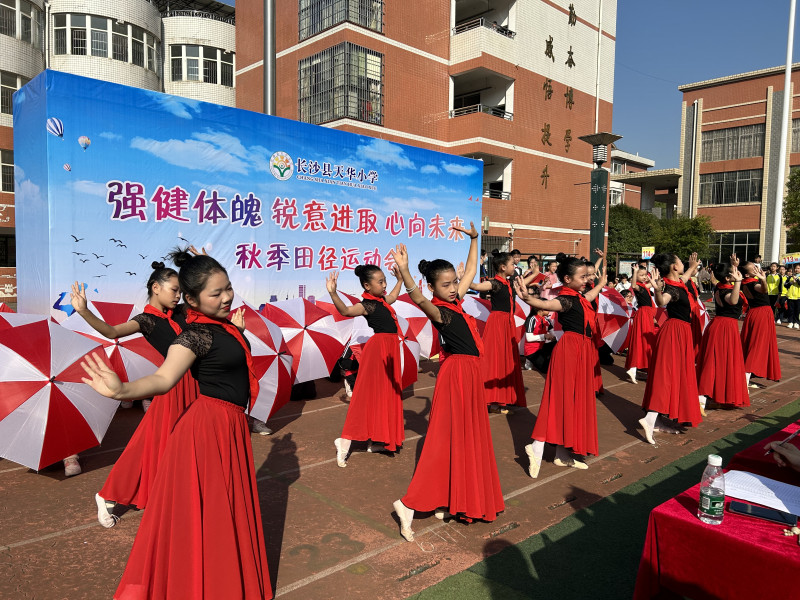 學(xué)子們?cè)陂_幕式上表演節(jié)目。